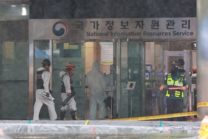 소방·경찰·국립과학수사연구원 관계자들이 28일 대전 유성구 국가정보자원관리원 화재 현장에서 합동감식을 위해 이동하고 있다. 지난 26일 정부 전산시스템이 있는 국정자원에서 무정전·전원 장치(UPS)용 리튬이온배터리 화재가 발생해 정부 전산 서비스가 대규모로 마비된 바 있다. ⓒ연합뉴스