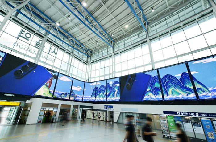 삼성전자가 서울역에서 진행하는 ‘갤럭시 Z 폴드7∙Z 플립7’ 초대형 미디어아트 디지털 옥외광고 모습ⓒ삼성전자