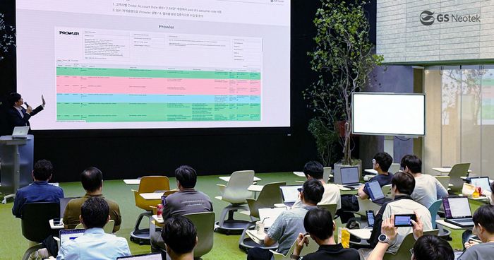 GS네오텍은 지난 24일 서울 강남구 GS타워에서 ‘GS그룹 대상 데이터독(Datadog) 보안 세미나’를 개최했다고 25일 밝혔다.. GS네오텍 윤민석 매니저가 발표하는 모습ⓒGS네오텍