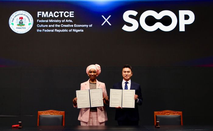 나이지리아 연방 예술·문화·창의경제부 한나투 무사 무사와(Hannatu Musa Musawa) 장관(왼쪽)과 SOOP 최영우 대표이사가 