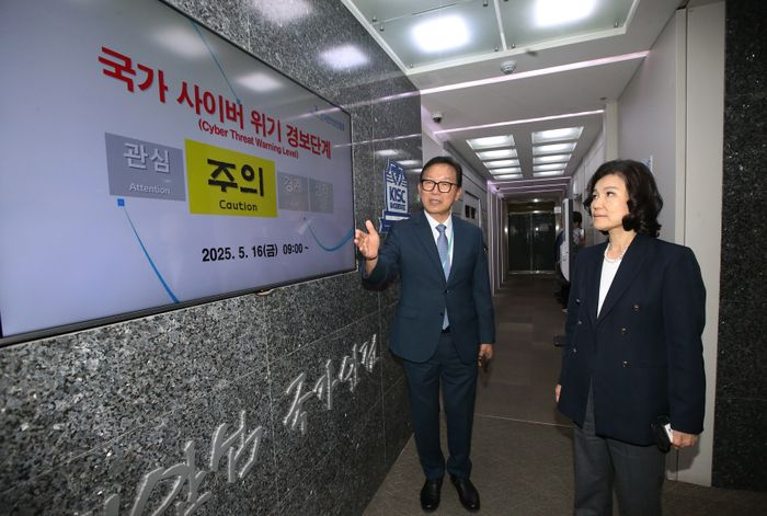 이진숙 방송통신위원회 위원장(오른쪽)이 5월 21일 한국인터넷진흥원(KISA) 서울청사에서 이상중 한국인터넷진흥원장(왼쪽)으로부터 SKT 사이버 침해사고 이후