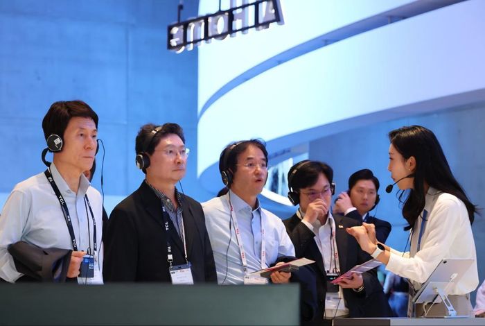 이상일 용인특례시장(왼쪽에서 두번째)이 IFA 삼성전자관에서 혁신제품을 살펴보며 설명을 듣고 있다. ⓒ용인시 제공