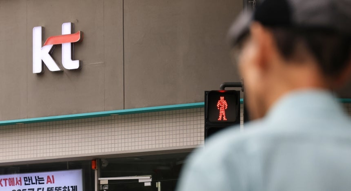 한 시민이 서울의 한 KT 판매점 앞을 지나고 있다.ⓒ연합뉴스
