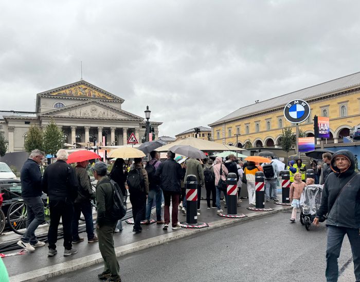 9일(현지시간) 독일 뮌헨에서 열린 IAA(뮌헨 모빌리티쇼) 2025에 마련된 BMW 전시관을 보기위해 관람객들이 줄을 서고 있다. ⓒ데일리안 편은지 기자 