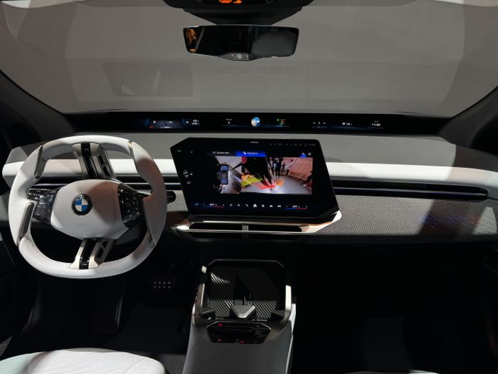 BMW 뉴 iX3 실내. 전면 유리 하단에 