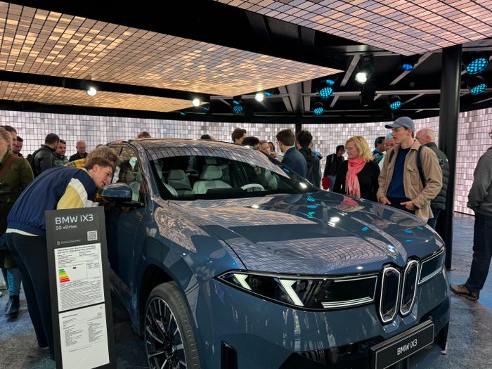 BMW 전시관 내 뉴 iX3 주변이 관람객들로 붐비고 있다.  ⓒ데일리안 편은지 기자 