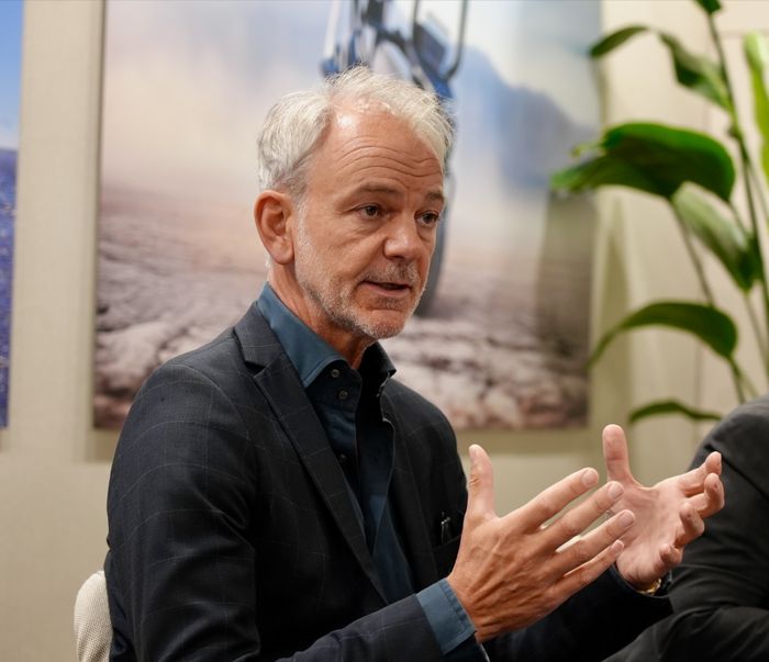 아드리안 반 호이동크 BMW그룹 디자인 총괄이 9일(현지시간) 독일 뮌헨에서 열린 IAA(뮌헨 모빌리티쇼) 2025에서 한국 기자단과 만나 인터뷰를 하고 있다. ⓒBMW코리아