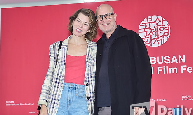 밀라 요보비치 애드리언 그런버그 감독