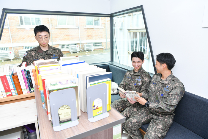 지난 3월 공군 8930부대에 개관한 청춘책방12호점에서 장병들이 시간을 보내고 있다. 〈자료: 롯데〉