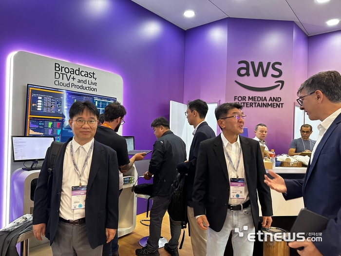 AWS 부스 내 디지캡 담당자가 해당 솔루션을 설명하고 있다.