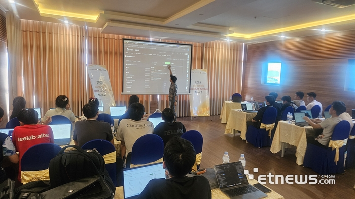 지난달 28일 베트남 타이응우옌성 한 호텔에서 열린 '이우소프트 드림 IT 스쿨'에서 2기 참가 학생들이 IT 교육을 받고 있다.