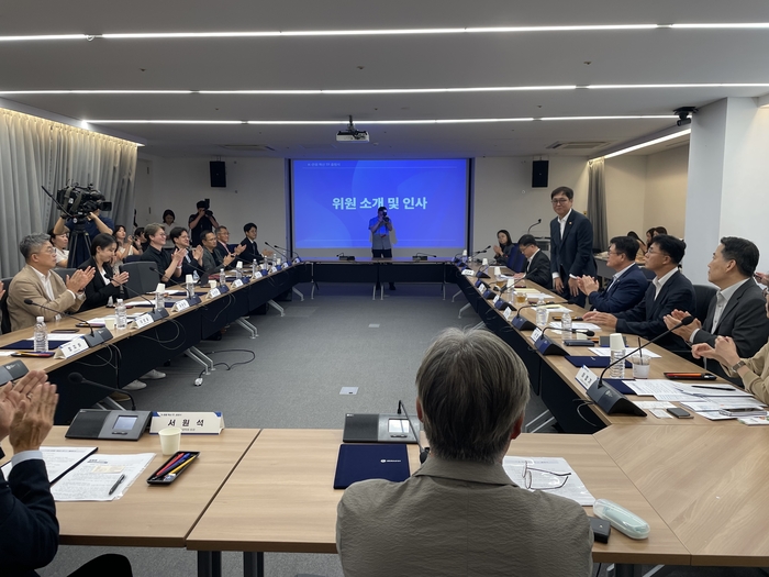 문화체육관광부는 3일 국립현대미술관 서울관에서 관계 부처와 학계·업계 전문가, 유관기관 인사 등 20여명이 참석한 가운데 최휘영 문체부 장관을 위원장으로 하는 'K-관광 혁신 TF'를 출범했다.