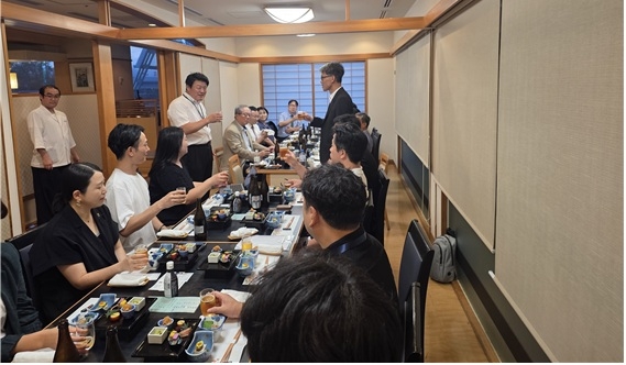 한국지식재산서비스협회 IP해외협력위원회은 한-일 IP 협력 확대 등을 도모 하기위해 지난 10일~11일 '2025 일본 특허정보페어&컨퍼런스(PIFC)'에 참관단을 파견했다. 한 도쿄 식당에서 양국 참관단이 교류회를 가졌다.