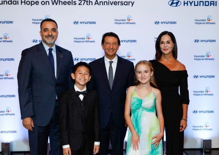 (두번째줄 왼쪽부터) 랜디 파커 현대차 북미권역본부장, 호세 무뇨스 현대차 대표이사 사장, 클라우디아 마르케즈 현대차 북미법인 최고운영책임자. (첫번째줄 왼쪽부터) 잭슨 트린 현대 호프 온 휠스 어린이 홍보대사, 에이미 콜 현대 호프 온 휠스 어린이 홍보대사.