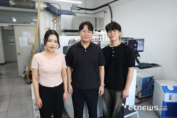 최준환 단국대 화학공학과 교수(가운데)가 소민수 학생(왼쪽), 정선우 학생과 촬영한 모습.