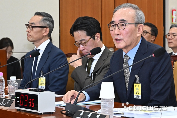 대규모 해킹사고(통신o금융) 관련 청문회가 24일 서울 여의도 국회 과학기술정보방송통신위원회에서 열렸다. 김영섭 KT 대표가 답변하고 있다. 이동근기자 foto@etnews.com