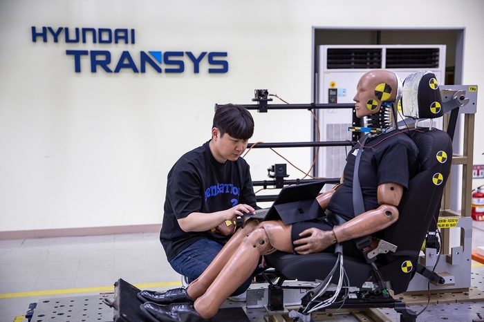 현대트랜시스 연구원이 시트 충돌 시험을 준비하는 모습.