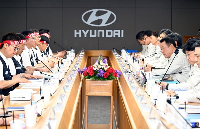 6월 18일 현대차 노사가 현대차 울산 공장 본관 동행룸에서 '2025년 임금 및 단체협상 교섭 상견례'를 하고 있다.〈사진=연합뉴스〉