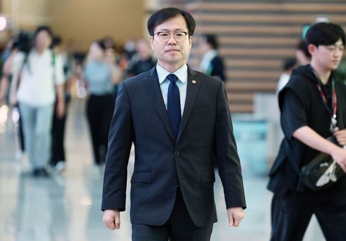 여한구 통상교섭본부장이 미국으로 출국하고 있다.