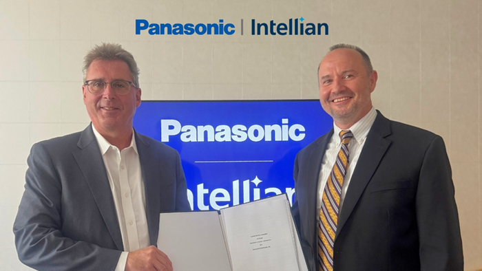 존 웨이드 파나소닉 에비오닉스 부사장과 에드워드 조애니디스 인텔리안테크놀로지스 부사장이 기념 촬영을 하고 있다.