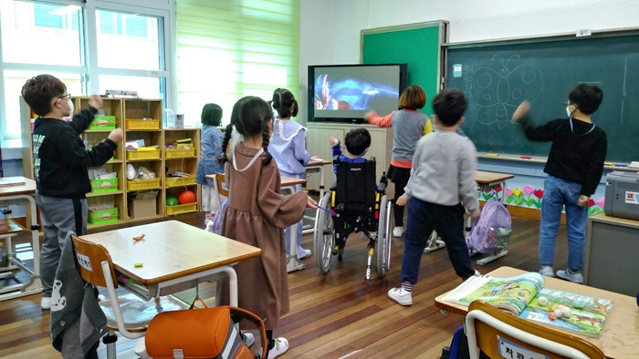 토도드라이브를 탄 학생이 친구들과 어울려 학습하고 있다.(사진=토도웍스)