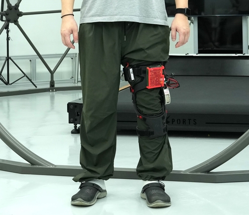 무릎 보조로봇 AirKNEE 착용 모습. (생기연 제공)