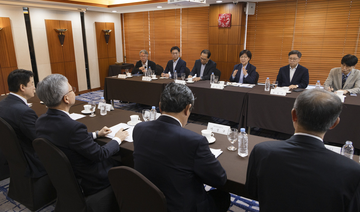 정은경 보건복지부 장관(뒷 줄 왼쪽 네 번째)이 3일 서울 중구 코리아나호텔에서 6개 보건의약단체장과 오찬 간담회에서 발언하고 있다.(사진=보건복지부)