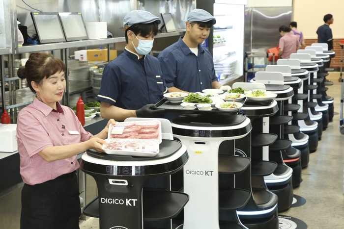 식당에서 KT 로봇을 사용하는 모습