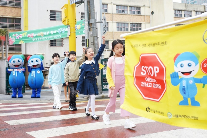 메르세데스-벤츠 사회공헌위원회가 행정안전부와 어린이 교통안전 라디오 캠페인을 전개하고 있다.