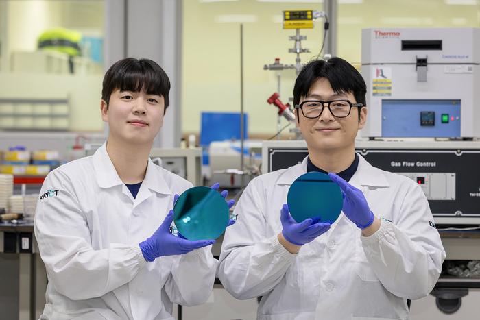 (왼쪽부터)이도형 학생연구원(1저자, 화학연)과 송우석 책임연구원(교신저자, 화학연)이 차세대 광센서 소재를 들어보이고 있다.