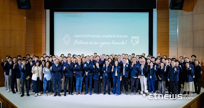 니콜라 파리 사장 등 르노코리아 임직원이 르노테크놀로지코리아에서 기념촬영을 하고 있다.