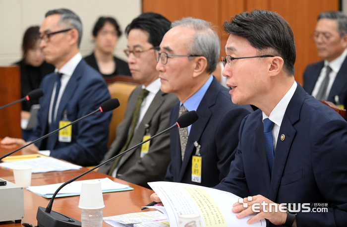 대규모 해킹사고(통신o금융) 관련 청문회가 24일 서울 여의도 국회 과학기술정보방송통신위원회에서 열렸다. 류제명 과학기술정보통신부 제2차관이 답변하고 있다. 이동근기자 foto@etnews.com