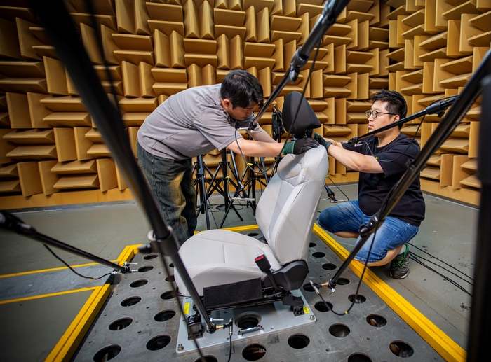 현대트랜시스 연구원이 시트 복합환경진동 평가를 하는 모습.
