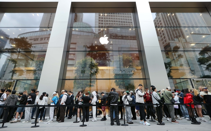 애플의 신제품의 정식 판매가 시작되는 19일 아침 서울 중구 애플 명동 앞에 시민들이 구매를 위해 줄을 서고 있다.