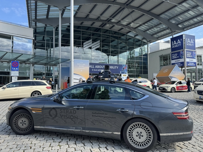 IAA 모빌리티 2025에서 기술 시연을 진행한 스트라드비젼 데모 차량