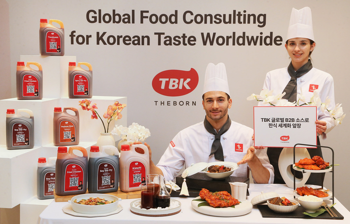 더본코리아가 3일 서울 장충동에서 진행한 'TBK(The Born Korea)' 글로벌 B2B 소스 론칭 기자간담회에서 글로벌 시장 공략을 위해 개발한 소스 7종과 이를 활용한 다양한 한식 메뉴를 선보이고 있다.
