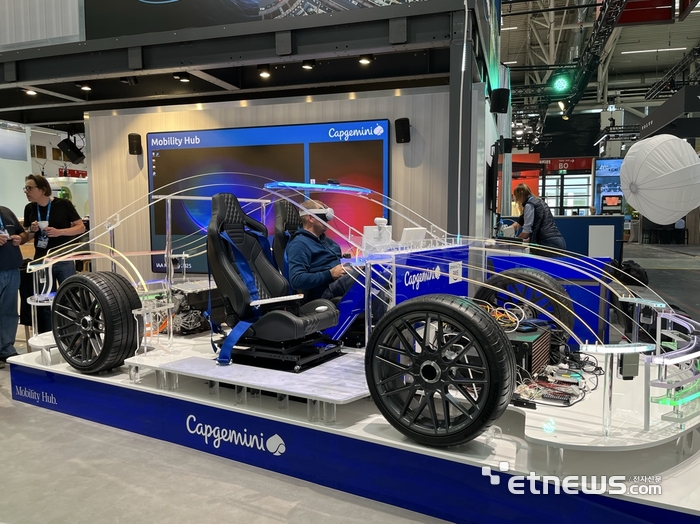 차량용 소프트웨어를 체험 중인 참관객. 뮌헨=정치연 기자