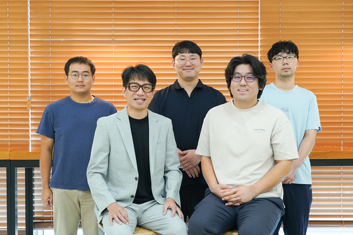 앞줄 왼쪽부터 송영민 KAIST 전기 및 전자공학부 교수, 정현호 GIST 전기전자컴퓨터공학과 교수.  뒷줄 왼쪽부터 김주환·김현민·이주형  GIST 전기전자컴퓨터공학과 연구원.