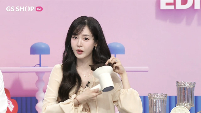 GS샵 셀럽 프로그램 '성유리 에디션'에서 '휴스톰 BLDC 이오닉 플라스마 헤어 드라이기'를 선보이고 있다.