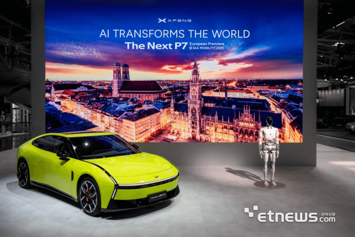 샤오펑 전기 스포츠 세단 넥스트 P7과 휴머노이드 로봇 아이론(IRON). 샤오펑 제공