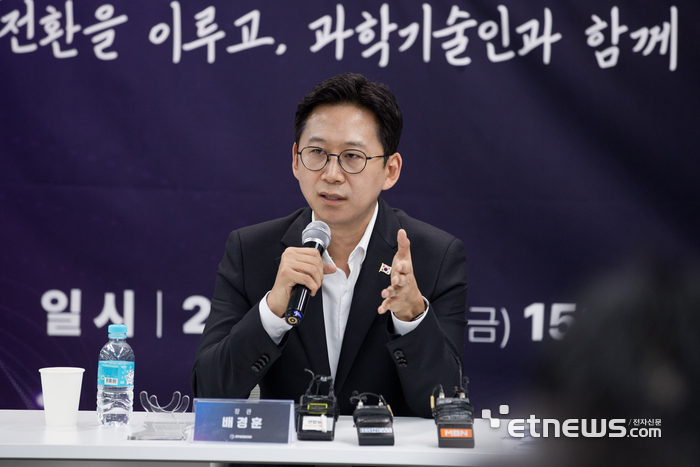 배경훈 과기정통부 장관이 12일 서울시 광화문 HJ비즈니스센터에서 열린 출입기자단 기자간담회에서 정책방안을 설명하고 있다.