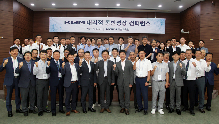 황기영 KG모빌리티 대표이사(앞줄 왼쪽 8번째)와 전국 대리점 대표 등 관계자들이 동반성장 결의를 다지며 기념촬영을 하고 있다.