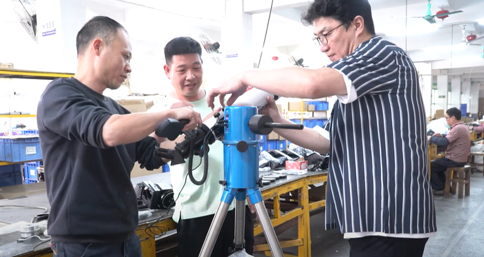 문희영 우주를 줄게 대표가 망원경 공장 엔지니어와 소통하고 있다.