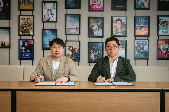 kt 스튜디오지니가 드라마 제작사 에이스토리와 드라마 공동기획 및 제작을 위한 전략적 협력 계약을 체결했다고 1일 밝혔다. (왼쪽부터) 이상백 에이스토리 대표,  정근욱 kt 스튜디오지니 대표.