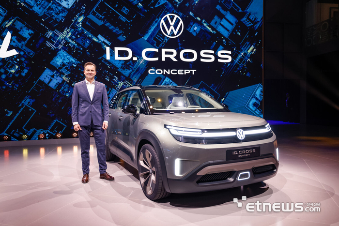 토마스 셰퍼 폭스바겐 브랜드 최고경영자(CEO)와 ID.크로스 콘셉트. 폭스바겐그룹 제공