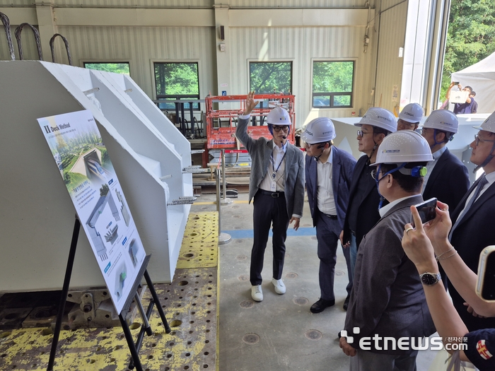 관련 연구책임자인 신정열 철도구조연구실장(사진 가운데)이 신형식 복개구조물 시공기술을 내빈들에게 설명하고 있다.