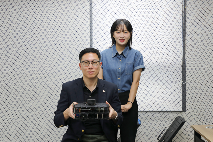 (왼쪽부터) 박경준 DGIST 전기전자컴퓨터공학과 교수와 채지영 석박사통합과정생