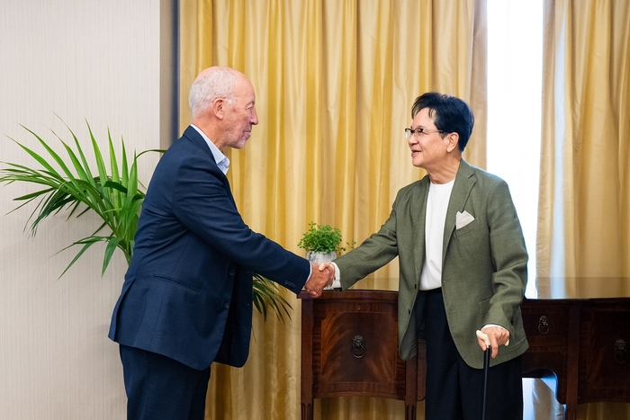 이재현 CJ그룹 회장이 영국 런던에서 스포츠 마케팅 전문가 마이클 페인 대표를 만나 악수를 나누고 있다.