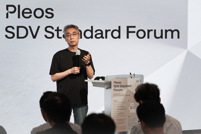플레오스 SDV 스탠다드 포럼에서 송창현 현대차·기아 AVP본부장 사장이 발표하는 모습