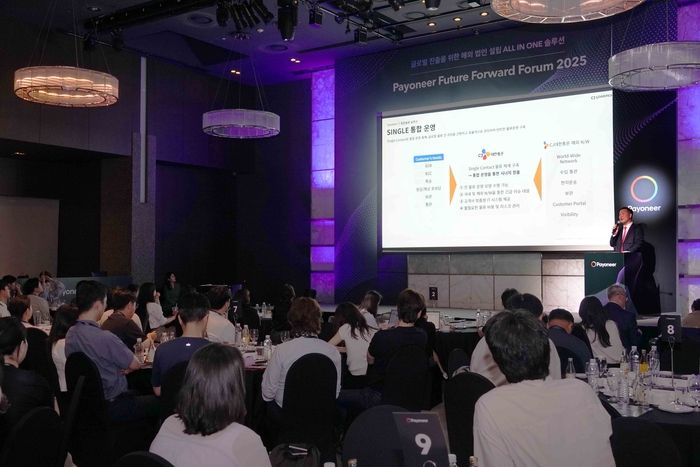 민광성 CJ대한통운 CBE(Cross Border Ecommerce) 영업팀장이 D2C 기반으로 해외 이커머스 시장 진출을 희망하는 셀러들에게 글로벌 물류 운영 전략을 소개하고 있다.